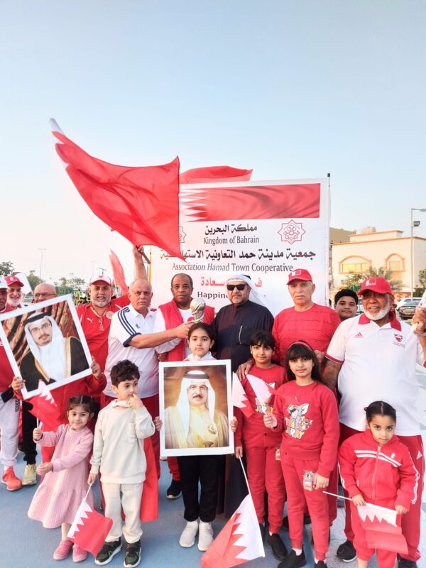 بحضور الدكتور محمد عبدالقادر خنجي رئيس جمعية مدينة حمد التعاونية الاستهلاكية نظم فريق السعادة احتفالية بالإعلام البحرينية على ممشي الدوار رقم ١٢ بمناسبة فوز منتخب البحرين بكأس الخليج العربي لكرة القدم وبمشاركة أهالي مدينة حمد وفي نهاية الفعالية تم أخذ الصور التذكارية وتوزيع الحلوى البحرينية على الحضور .